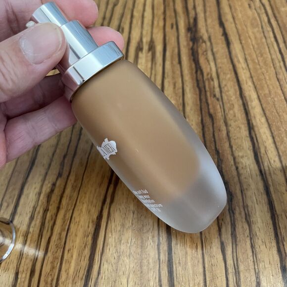 La Mer The Soft Fluid Long Wear Foundation Shade 450 Sepia 1 oz. 30 ml - Picture 3 of 5